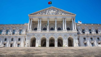 Imagem frontal da Assembleia da República portuguesa, em Lisboa e parte da escadaria